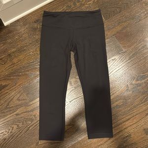 Lululemon Wunder Under cropped solid black leggings, size 6